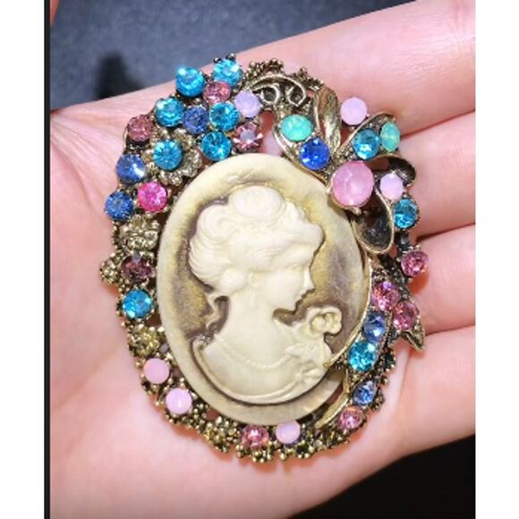Faux Jewels Cameo Brooch Victorian Style Very Pretty Pastels Spring Summer - Picture 1 of 3